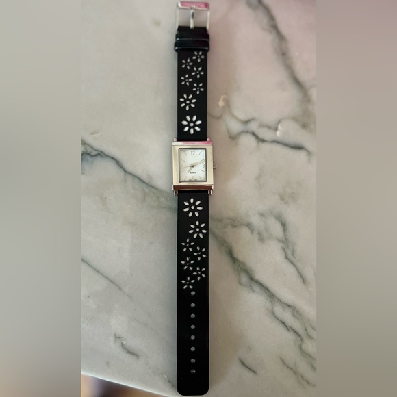 Quartz floral band silver watch - Picture 2 of 3